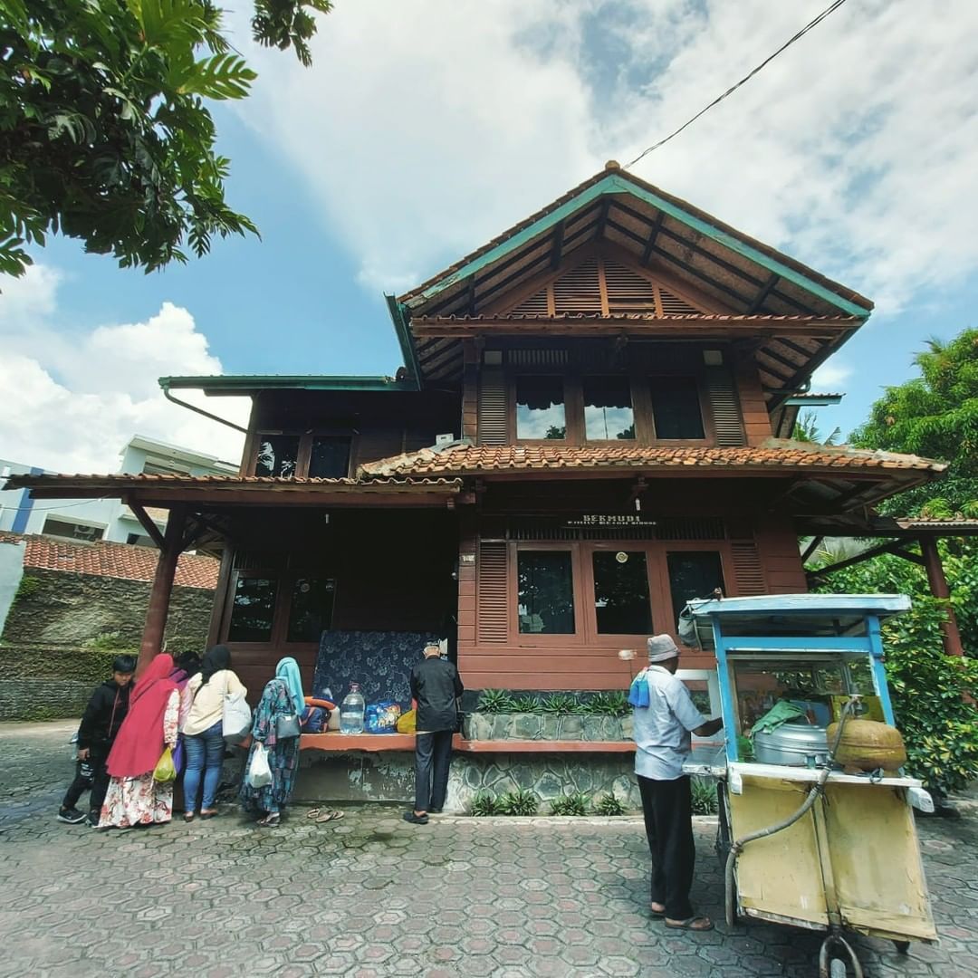 Ngumpul itu Penting
Katanya begitu, banyak yang memutuskan untuk menyewa satu rumah untuk bersama-sama ketimbang hotel, ya nuasa berwisatanya seperti dirumah, ...