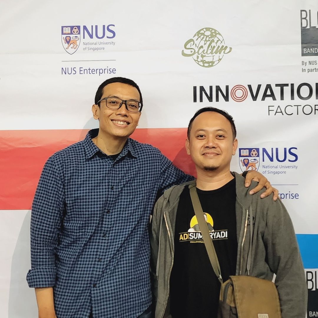 KETEMU ORANG KEREN!
.
Sebelumnya saya menyadari ternyata saya pendek bila dibandingkan dengan orang keren satu ini, @sandhikagalih.
.
Buat yang suka programming dan ...