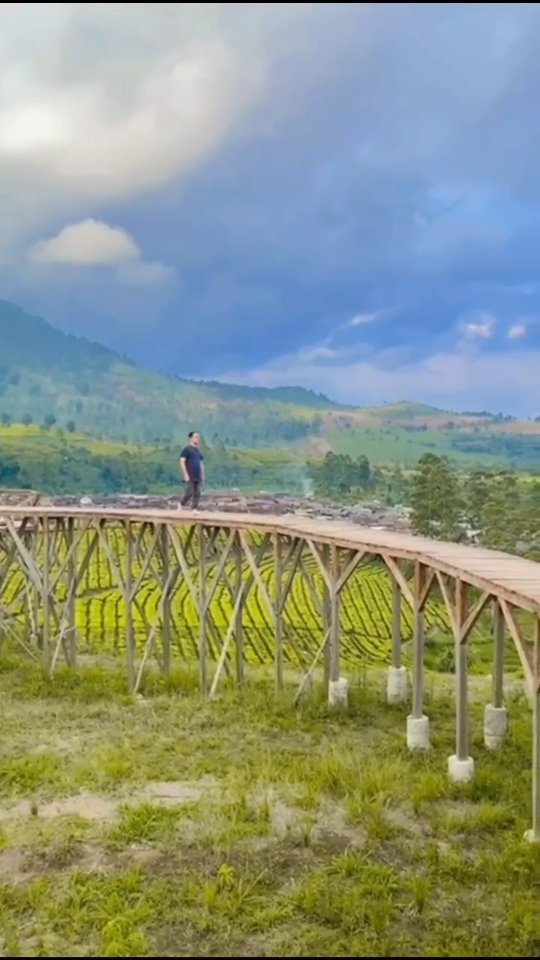 Abaikan modelnya, fokuslah pada bagaimana alam begitu indah Allah ciptakan #desawisata #tarumajaya #bandung #wisatabandung #instavideo #nature #instadaily #instagram #pemandangan #healing ...